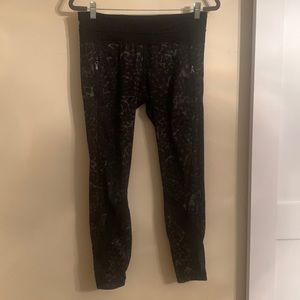 Lululeman Inspire tights leggings size 12 large. Zippered pockets and mesh 7/8